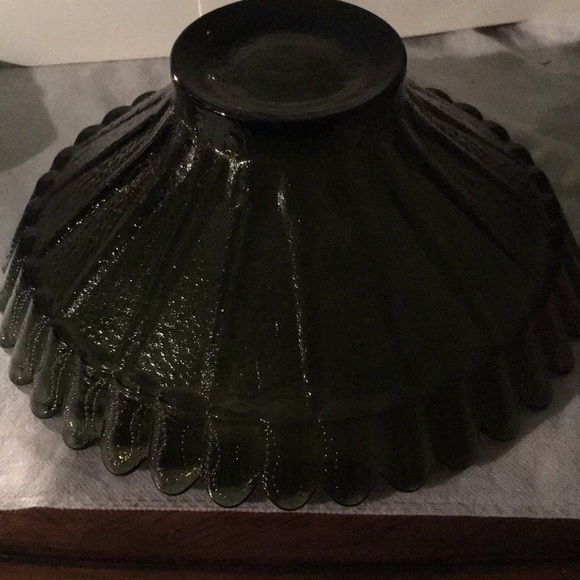 Avocado green fluted serving bowl - Picture 3 of 3